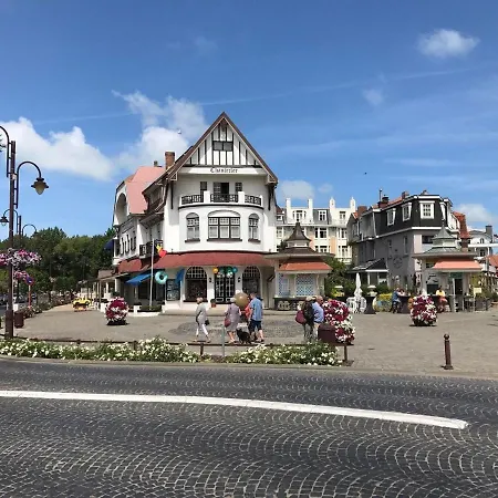 Stylish Seaside W Balcony Apartment